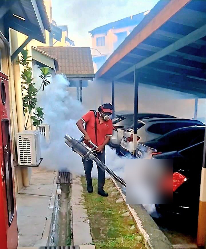 AJ Pest Service technician fogging a residential home in Klang Valley